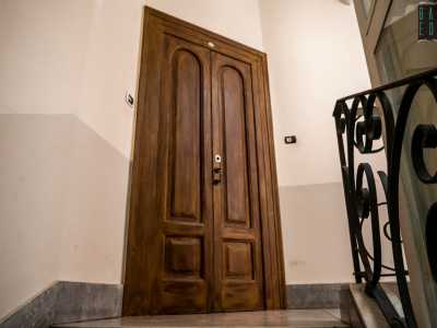 Raggiungiamo il piano attico e accediamo all�appartamento attraverso un�antica porta in legno a due battenti